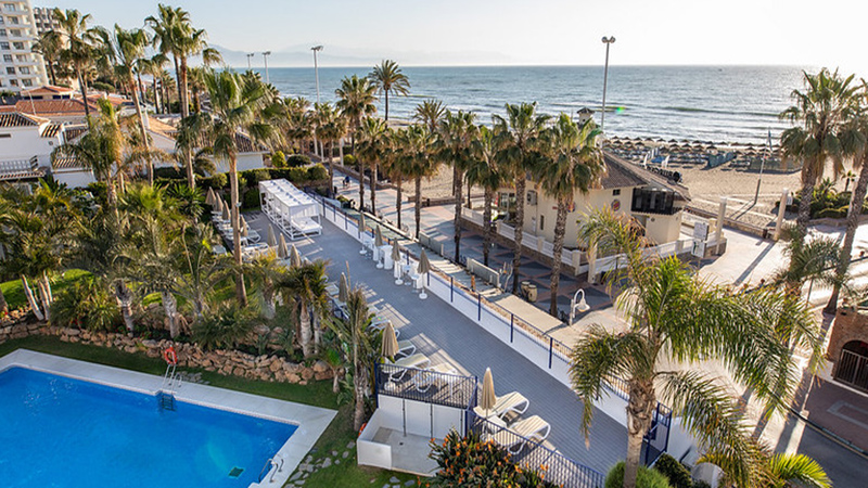 Hotel MAC Puerto Marina pool och gågata