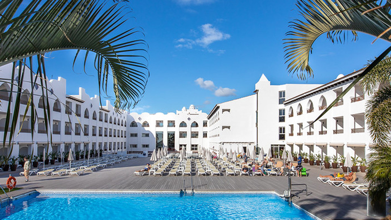 Hotel MAC Puerto Marina innegård med pool och solbäddar