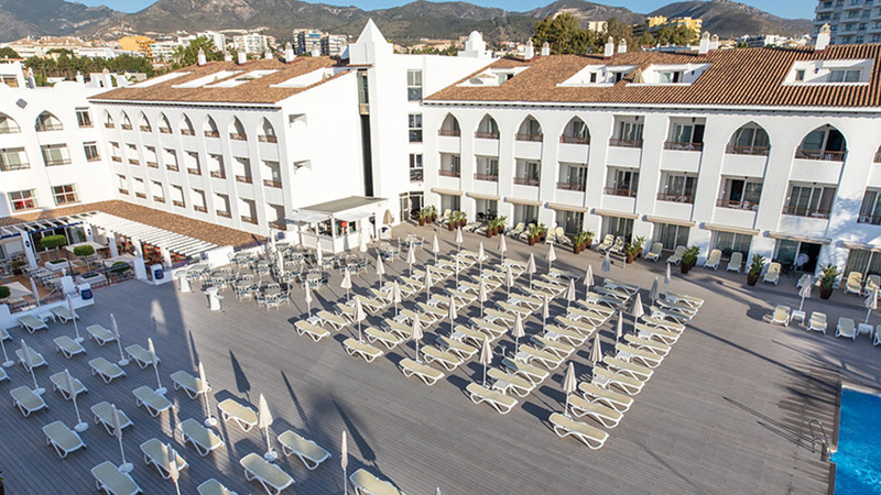 Hotel MAC Puerto Marinas innegård med solbäddar
